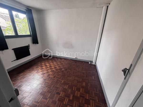 À découvrir rapidement : cette charmante maison de 70 m², idéalement située à proximité immédiate du centre-ville et de toutes les commodités.
ATTENTION MAISON AVEC TRAVAUX EMBELLISSEMENT 
✨ La maison principale se compose de :

Un double séjour lumineux
🛏️ Deux chambres
🍽️ Une cuisine spacieuse
🛁 Une salle de bain avec WC

🌿 À l’extérieur, vous profiterez d’un agréable terrain de 350 m², aménagé en cour intérieure intimiste, parfait pour vos moments de détente.

🚗 Une place de parking privative complète ce bien.

🏠 Une dépendance indépendante de 30 m² : un vrai plus !

Entièrement aménagée, elle comprend :

🛋️ Un espace salon
🛏️ Une mezzanine pour le couchage
🚿 Une salle d’eau avec WC
🍳 Une cuisinette

👉 Idéale pour recevoir famille et amis, créer un espace indépendant ou envisager un projet locatif.

📍 Emplacement recherché

Centre-ville accessible rapidement
Commerces, écoles et transports à pied
🚇 Proximité du futur métro : un véritable atout pour la valorisation du bien

🔧 Confort & travaux

♻️ Pompe à chaleur récente (5 ans) assurant chauffage et eau chaude
🧱 Isolation refaite dans la dépendance il y a 5 ans
🎨 Des travaux de rénovation et d’embellissement sont à prévoir, notamment au niveau de la toiture, offrant l’opportunité de repenser et personnaliser le bien selon vos envies

❤️ Les atouts
✔️ Charme de l’ancien
✔️ Dépendance totalement indépendante
✔️ Cour intérieure agréable et sans vis-à-vis
✔️ Stationnement privatif
✔️ Fort potentiel d’évolution et de valorisation

📞 Une opportunité rare sur le secteur — à visiter sans tarder !