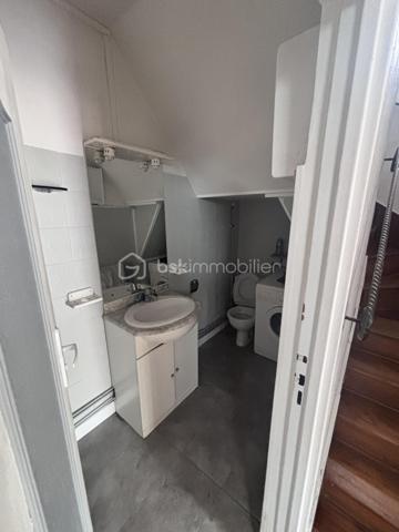 À découvrir rapidement : cette charmante maison de 70 m², idéalement située à proximité immédiate du centre-ville et de toutes les commodités.
ATTENTION MAISON AVEC TRAVAUX EMBELLISSEMENT 
✨ La maison principale se compose de :

Un double séjour lumineux
🛏️ Deux chambres
🍽️ Une cuisine spacieuse
🛁 Une salle de bain avec WC

🌿 À l’extérieur, vous profiterez d’un agréable terrain de 350 m², aménagé en cour intérieure intimiste, parfait pour vos moments de détente.

🚗 Une place de parking privative complète ce bien.

🏠 Une dépendance indépendante de 30 m² : un vrai plus !

Entièrement aménagée, elle comprend :

🛋️ Un espace salon
🛏️ Une mezzanine pour le couchage
🚿 Une salle d’eau avec WC
🍳 Une cuisinette

👉 Idéale pour recevoir famille et amis, créer un espace indépendant ou envisager un projet locatif.

📍 Emplacement recherché

Centre-ville accessible rapidement
Commerces, écoles et transports à pied
🚇 Proximité du futur métro : un véritable atout pour la valorisation du bien

🔧 Confort & travaux

♻️ Pompe à chaleur récente (5 ans) assurant chauffage et eau chaude
🧱 Isolation refaite dans la dépendance il y a 5 ans
🎨 Des travaux de rénovation et d’embellissement sont à prévoir, notamment au niveau de la toiture, offrant l’opportunité de repenser et personnaliser le bien selon vos envies

❤️ Les atouts
✔️ Charme de l’ancien
✔️ Dépendance totalement indépendante
✔️ Cour intérieure agréable et sans vis-à-vis
✔️ Stationnement privatif
✔️ Fort potentiel d’évolution et de valorisation

📞 Une opportunité rare sur le secteur — à visiter sans tarder !