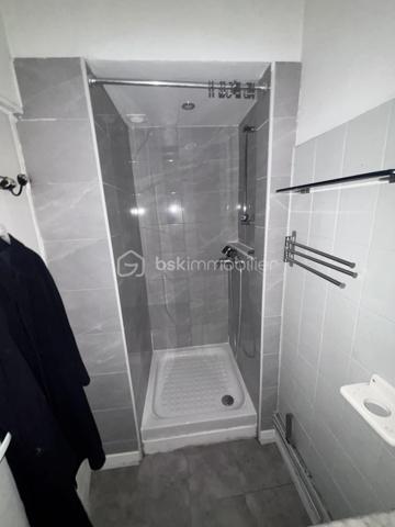 À découvrir rapidement : cette charmante maison de 70 m², idéalement située à proximité immédiate du centre-ville et de toutes les commodités.
ATTENTION MAISON AVEC TRAVAUX EMBELLISSEMENT 
✨ La maison principale se compose de :

Un double séjour lumineux
🛏️ Deux chambres
🍽️ Une cuisine spacieuse
🛁 Une salle de bain avec WC

🌿 À l’extérieur, vous profiterez d’un agréable terrain de 350 m², aménagé en cour intérieure intimiste, parfait pour vos moments de détente.

🚗 Une place de parking privative complète ce bien.

🏠 Une dépendance indépendante de 30 m² : un vrai plus !

Entièrement aménagée, elle comprend :

🛋️ Un espace salon
🛏️ Une mezzanine pour le couchage
🚿 Une salle d’eau avec WC
🍳 Une cuisinette

👉 Idéale pour recevoir famille et amis, créer un espace indépendant ou envisager un projet locatif.

📍 Emplacement recherché

Centre-ville accessible rapidement
Commerces, écoles et transports à pied
🚇 Proximité du futur métro : un véritable atout pour la valorisation du bien

🔧 Confort & travaux

♻️ Pompe à chaleur récente (5 ans) assurant chauffage et eau chaude
🧱 Isolation refaite dans la dépendance il y a 5 ans
🎨 Des travaux de rénovation et d’embellissement sont à prévoir, notamment au niveau de la toiture, offrant l’opportunité de repenser et personnaliser le bien selon vos envies

❤️ Les atouts
✔️ Charme de l’ancien
✔️ Dépendance totalement indépendante
✔️ Cour intérieure agréable et sans vis-à-vis
✔️ Stationnement privatif
✔️ Fort potentiel d’évolution et de valorisation

📞 Une opportunité rare sur le secteur — à visiter sans tarder !