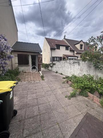 À découvrir rapidement : cette charmante maison de 70 m², idéalement située à proximité immédiate du centre-ville et de toutes les commodités.
ATTENTION MAISON AVEC TRAVAUX EMBELLISSEMENT 
✨ La maison principale se compose de :

Un double séjour lumineux
🛏️ Deux chambres
🍽️ Une cuisine spacieuse
🛁 Une salle de bain avec WC

🌿 À l’extérieur, vous profiterez d’un agréable terrain de 350 m², aménagé en cour intérieure intimiste, parfait pour vos moments de détente.

🚗 Une place de parking privative complète ce bien.

🏠 Une dépendance indépendante de 30 m² : un vrai plus !

Entièrement aménagée, elle comprend :

🛋️ Un espace salon
🛏️ Une mezzanine pour le couchage
🚿 Une salle d’eau avec WC
🍳 Une cuisinette

👉 Idéale pour recevoir famille et amis, créer un espace indépendant ou envisager un projet locatif.

📍 Emplacement recherché

Centre-ville accessible rapidement
Commerces, écoles et transports à pied
🚇 Proximité du futur métro : un véritable atout pour la valorisation du bien

🔧 Confort & travaux

♻️ Pompe à chaleur récente (5 ans) assurant chauffage et eau chaude
🧱 Isolation refaite dans la dépendance il y a 5 ans
🎨 Des travaux de rénovation et d’embellissement sont à prévoir, notamment au niveau de la toiture, offrant l’opportunité de repenser et personnaliser le bien selon vos envies

❤️ Les atouts
✔️ Charme de l’ancien
✔️ Dépendance totalement indépendante
✔️ Cour intérieure agréable et sans vis-à-vis
✔️ Stationnement privatif
✔️ Fort potentiel d’évolution et de valorisation

📞 Une opportunité rare sur le secteur — à visiter sans tarder !