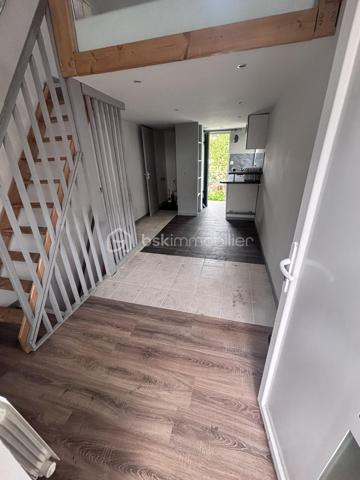 À découvrir rapidement : cette charmante maison de 70 m², idéalement située à proximité immédiate du centre-ville et de toutes les commodités.
ATTENTION MAISON AVEC TRAVAUX EMBELLISSEMENT 
✨ La maison principale se compose de :

Un double séjour lumineux
🛏️ Deux chambres
🍽️ Une cuisine spacieuse
🛁 Une salle de bain avec WC

🌿 À l’extérieur, vous profiterez d’un agréable terrain de 350 m², aménagé en cour intérieure intimiste, parfait pour vos moments de détente.

🚗 Une place de parking privative complète ce bien.

🏠 Une dépendance indépendante de 30 m² : un vrai plus !

Entièrement aménagée, elle comprend :

🛋️ Un espace salon
🛏️ Une mezzanine pour le couchage
🚿 Une salle d’eau avec WC
🍳 Une cuisinette

👉 Idéale pour recevoir famille et amis, créer un espace indépendant ou envisager un projet locatif.

📍 Emplacement recherché

Centre-ville accessible rapidement
Commerces, écoles et transports à pied
🚇 Proximité du futur métro : un véritable atout pour la valorisation du bien

🔧 Confort & travaux

♻️ Pompe à chaleur récente (5 ans) assurant chauffage et eau chaude
🧱 Isolation refaite dans la dépendance il y a 5 ans
🎨 Des travaux de rénovation et d’embellissement sont à prévoir, notamment au niveau de la toiture, offrant l’opportunité de repenser et personnaliser le bien selon vos envies

❤️ Les atouts
✔️ Charme de l’ancien
✔️ Dépendance totalement indépendante
✔️ Cour intérieure agréable et sans vis-à-vis
✔️ Stationnement privatif
✔️ Fort potentiel d’évolution et de valorisation

📞 Une opportunité rare sur le secteur — à visiter sans tarder !