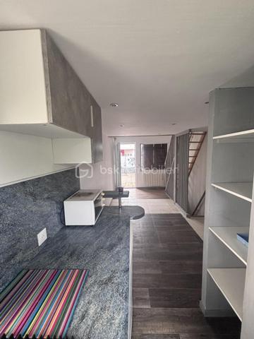 À découvrir rapidement : cette charmante maison de 70 m², idéalement située à proximité immédiate du centre-ville et de toutes les commodités.
ATTENTION MAISON AVEC TRAVAUX EMBELLISSEMENT 
✨ La maison principale se compose de :

Un double séjour lumineux
🛏️ Deux chambres
🍽️ Une cuisine spacieuse
🛁 Une salle de bain avec WC

🌿 À l’extérieur, vous profiterez d’un agréable terrain de 350 m², aménagé en cour intérieure intimiste, parfait pour vos moments de détente.

🚗 Une place de parking privative complète ce bien.

🏠 Une dépendance indépendante de 30 m² : un vrai plus !

Entièrement aménagée, elle comprend :

🛋️ Un espace salon
🛏️ Une mezzanine pour le couchage
🚿 Une salle d’eau avec WC
🍳 Une cuisinette

👉 Idéale pour recevoir famille et amis, créer un espace indépendant ou envisager un projet locatif.

📍 Emplacement recherché

Centre-ville accessible rapidement
Commerces, écoles et transports à pied
🚇 Proximité du futur métro : un véritable atout pour la valorisation du bien

🔧 Confort & travaux

♻️ Pompe à chaleur récente (5 ans) assurant chauffage et eau chaude
🧱 Isolation refaite dans la dépendance il y a 5 ans
🎨 Des travaux de rénovation et d’embellissement sont à prévoir, notamment au niveau de la toiture, offrant l’opportunité de repenser et personnaliser le bien selon vos envies

❤️ Les atouts
✔️ Charme de l’ancien
✔️ Dépendance totalement indépendante
✔️ Cour intérieure agréable et sans vis-à-vis
✔️ Stationnement privatif
✔️ Fort potentiel d’évolution et de valorisation

📞 Une opportunité rare sur le secteur — à visiter sans tarder !