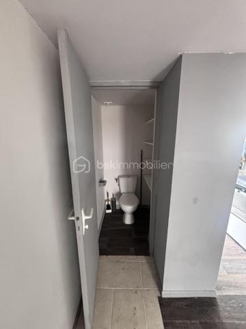 À découvrir rapidement : cette charmante maison de 70 m², idéalement située à proximité immédiate du centre-ville et de toutes les commodités.
ATTENTION MAISON AVEC TRAVAUX EMBELLISSEMENT 
✨ La maison principale se compose de :

Un double séjour lumineux
🛏️ Deux chambres
🍽️ Une cuisine spacieuse
🛁 Une salle de bain avec WC

🌿 À l’extérieur, vous profiterez d’un agréable terrain de 350 m², aménagé en cour intérieure intimiste, parfait pour vos moments de détente.

🚗 Une place de parking privative complète ce bien.

🏠 Une dépendance indépendante de 30 m² : un vrai plus !

Entièrement aménagée, elle comprend :

🛋️ Un espace salon
🛏️ Une mezzanine pour le couchage
🚿 Une salle d’eau avec WC
🍳 Une cuisinette

👉 Idéale pour recevoir famille et amis, créer un espace indépendant ou envisager un projet locatif.

📍 Emplacement recherché

Centre-ville accessible rapidement
Commerces, écoles et transports à pied
🚇 Proximité du futur métro : un véritable atout pour la valorisation du bien

🔧 Confort & travaux

♻️ Pompe à chaleur récente (5 ans) assurant chauffage et eau chaude
🧱 Isolation refaite dans la dépendance il y a 5 ans
🎨 Des travaux de rénovation et d’embellissement sont à prévoir, notamment au niveau de la toiture, offrant l’opportunité de repenser et personnaliser le bien selon vos envies

❤️ Les atouts
✔️ Charme de l’ancien
✔️ Dépendance totalement indépendante
✔️ Cour intérieure agréable et sans vis-à-vis
✔️ Stationnement privatif
✔️ Fort potentiel d’évolution et de valorisation

📞 Une opportunité rare sur le secteur — à visiter sans tarder !