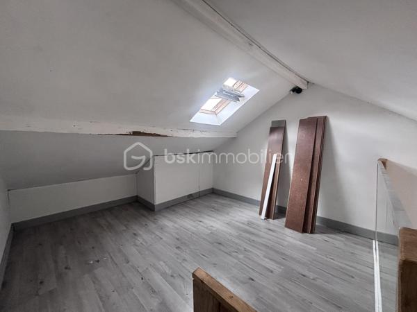 À découvrir rapidement : cette charmante maison de 70 m², idéalement située à proximité immédiate du centre-ville et de toutes les commodités.
ATTENTION MAISON AVEC TRAVAUX EMBELLISSEMENT 
✨ La maison principale se compose de :

Un double séjour lumineux
🛏️ Deux chambres
🍽️ Une cuisine spacieuse
🛁 Une salle de bain avec WC

🌿 À l’extérieur, vous profiterez d’un agréable terrain de 350 m², aménagé en cour intérieure intimiste, parfait pour vos moments de détente.

🚗 Une place de parking privative complète ce bien.

🏠 Une dépendance indépendante de 30 m² : un vrai plus !

Entièrement aménagée, elle comprend :

🛋️ Un espace salon
🛏️ Une mezzanine pour le couchage
🚿 Une salle d’eau avec WC
🍳 Une cuisinette

👉 Idéale pour recevoir famille et amis, créer un espace indépendant ou envisager un projet locatif.

📍 Emplacement recherché

Centre-ville accessible rapidement
Commerces, écoles et transports à pied
🚇 Proximité du futur métro : un véritable atout pour la valorisation du bien

🔧 Confort & travaux

♻️ Pompe à chaleur récente (5 ans) assurant chauffage et eau chaude
🧱 Isolation refaite dans la dépendance il y a 5 ans
🎨 Des travaux de rénovation et d’embellissement sont à prévoir, notamment au niveau de la toiture, offrant l’opportunité de repenser et personnaliser le bien selon vos envies

❤️ Les atouts
✔️ Charme de l’ancien
✔️ Dépendance totalement indépendante
✔️ Cour intérieure agréable et sans vis-à-vis
✔️ Stationnement privatif
✔️ Fort potentiel d’évolution et de valorisation

📞 Une opportunité rare sur le secteur — à visiter sans tarder !