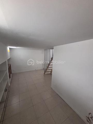 À découvrir rapidement : cette charmante maison de 70 m², idéalement située à proximité immédiate du centre-ville et de toutes les commodités.
ATTENTION MAISON AVEC TRAVAUX EMBELLISSEMENT 
✨ La maison principale se compose de :

Un double séjour lumineux
🛏️ Deux chambres
🍽️ Une cuisine spacieuse
🛁 Une salle de bain avec WC

🌿 À l’extérieur, vous profiterez d’un agréable terrain de 350 m², aménagé en cour intérieure intimiste, parfait pour vos moments de détente.

🚗 Une place de parking privative complète ce bien.

🏠 Une dépendance indépendante de 30 m² : un vrai plus !

Entièrement aménagée, elle comprend :

🛋️ Un espace salon
🛏️ Une mezzanine pour le couchage
🚿 Une salle d’eau avec WC
🍳 Une cuisinette

👉 Idéale pour recevoir famille et amis, créer un espace indépendant ou envisager un projet locatif.

📍 Emplacement recherché

Centre-ville accessible rapidement
Commerces, écoles et transports à pied
🚇 Proximité du futur métro : un véritable atout pour la valorisation du bien

🔧 Confort & travaux

♻️ Pompe à chaleur récente (5 ans) assurant chauffage et eau chaude
🧱 Isolation refaite dans la dépendance il y a 5 ans
🎨 Des travaux de rénovation et d’embellissement sont à prévoir, notamment au niveau de la toiture, offrant l’opportunité de repenser et personnaliser le bien selon vos envies

❤️ Les atouts
✔️ Charme de l’ancien
✔️ Dépendance totalement indépendante
✔️ Cour intérieure agréable et sans vis-à-vis
✔️ Stationnement privatif
✔️ Fort potentiel d’évolution et de valorisation

📞 Une opportunité rare sur le secteur — à visiter sans tarder !
