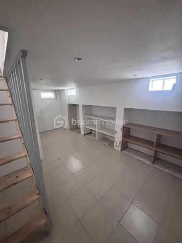 À découvrir rapidement : cette charmante maison de 70 m², idéalement située à proximité immédiate du centre-ville et de toutes les commodités.
ATTENTION MAISON AVEC TRAVAUX EMBELLISSEMENT 
✨ La maison principale se compose de :

Un double séjour lumineux
🛏️ Deux chambres
🍽️ Une cuisine spacieuse
🛁 Une salle de bain avec WC

🌿 À l’extérieur, vous profiterez d’un agréable terrain de 350 m², aménagé en cour intérieure intimiste, parfait pour vos moments de détente.

🚗 Une place de parking privative complète ce bien.

🏠 Une dépendance indépendante de 30 m² : un vrai plus !

Entièrement aménagée, elle comprend :

🛋️ Un espace salon
🛏️ Une mezzanine pour le couchage
🚿 Une salle d’eau avec WC
🍳 Une cuisinette

👉 Idéale pour recevoir famille et amis, créer un espace indépendant ou envisager un projet locatif.

📍 Emplacement recherché

Centre-ville accessible rapidement
Commerces, écoles et transports à pied
🚇 Proximité du futur métro : un véritable atout pour la valorisation du bien

🔧 Confort & travaux

♻️ Pompe à chaleur récente (5 ans) assurant chauffage et eau chaude
🧱 Isolation refaite dans la dépendance il y a 5 ans
🎨 Des travaux de rénovation et d’embellissement sont à prévoir, notamment au niveau de la toiture, offrant l’opportunité de repenser et personnaliser le bien selon vos envies

❤️ Les atouts
✔️ Charme de l’ancien
✔️ Dépendance totalement indépendante
✔️ Cour intérieure agréable et sans vis-à-vis
✔️ Stationnement privatif
✔️ Fort potentiel d’évolution et de valorisation

📞 Une opportunité rare sur le secteur — à visiter sans tarder !