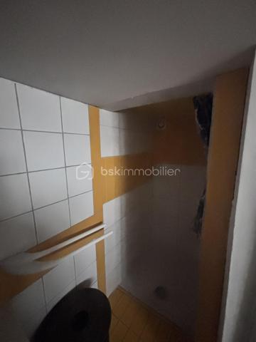 À découvrir rapidement : cette charmante maison de 70 m², idéalement située à proximité immédiate du centre-ville et de toutes les commodités.
ATTENTION MAISON AVEC TRAVAUX EMBELLISSEMENT 
✨ La maison principale se compose de :

Un double séjour lumineux
🛏️ Deux chambres
🍽️ Une cuisine spacieuse
🛁 Une salle de bain avec WC

🌿 À l’extérieur, vous profiterez d’un agréable terrain de 350 m², aménagé en cour intérieure intimiste, parfait pour vos moments de détente.

🚗 Une place de parking privative complète ce bien.

🏠 Une dépendance indépendante de 30 m² : un vrai plus !

Entièrement aménagée, elle comprend :

🛋️ Un espace salon
🛏️ Une mezzanine pour le couchage
🚿 Une salle d’eau avec WC
🍳 Une cuisinette

👉 Idéale pour recevoir famille et amis, créer un espace indépendant ou envisager un projet locatif.

📍 Emplacement recherché

Centre-ville accessible rapidement
Commerces, écoles et transports à pied
🚇 Proximité du futur métro : un véritable atout pour la valorisation du bien

🔧 Confort & travaux

♻️ Pompe à chaleur récente (5 ans) assurant chauffage et eau chaude
🧱 Isolation refaite dans la dépendance il y a 5 ans
🎨 Des travaux de rénovation et d’embellissement sont à prévoir, notamment au niveau de la toiture, offrant l’opportunité de repenser et personnaliser le bien selon vos envies

❤️ Les atouts
✔️ Charme de l’ancien
✔️ Dépendance totalement indépendante
✔️ Cour intérieure agréable et sans vis-à-vis
✔️ Stationnement privatif
✔️ Fort potentiel d’évolution et de valorisation

📞 Une opportunité rare sur le secteur — à visiter sans tarder !