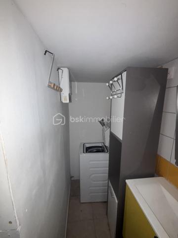 À découvrir rapidement : cette charmante maison de 70 m², idéalement située à proximité immédiate du centre-ville et de toutes les commodités.
ATTENTION MAISON AVEC TRAVAUX EMBELLISSEMENT 
✨ La maison principale se compose de :

Un double séjour lumineux
🛏️ Deux chambres
🍽️ Une cuisine spacieuse
🛁 Une salle de bain avec WC

🌿 À l’extérieur, vous profiterez d’un agréable terrain de 350 m², aménagé en cour intérieure intimiste, parfait pour vos moments de détente.

🚗 Une place de parking privative complète ce bien.

🏠 Une dépendance indépendante de 30 m² : un vrai plus !

Entièrement aménagée, elle comprend :

🛋️ Un espace salon
🛏️ Une mezzanine pour le couchage
🚿 Une salle d’eau avec WC
🍳 Une cuisinette

👉 Idéale pour recevoir famille et amis, créer un espace indépendant ou envisager un projet locatif.

📍 Emplacement recherché

Centre-ville accessible rapidement
Commerces, écoles et transports à pied
🚇 Proximité du futur métro : un véritable atout pour la valorisation du bien

🔧 Confort & travaux

♻️ Pompe à chaleur récente (5 ans) assurant chauffage et eau chaude
🧱 Isolation refaite dans la dépendance il y a 5 ans
🎨 Des travaux de rénovation et d’embellissement sont à prévoir, notamment au niveau de la toiture, offrant l’opportunité de repenser et personnaliser le bien selon vos envies

❤️ Les atouts
✔️ Charme de l’ancien
✔️ Dépendance totalement indépendante
✔️ Cour intérieure agréable et sans vis-à-vis
✔️ Stationnement privatif
✔️ Fort potentiel d’évolution et de valorisation

📞 Une opportunité rare sur le secteur — à visiter sans tarder !