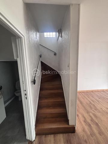 À découvrir rapidement : cette charmante maison de 70 m², idéalement située à proximité immédiate du centre-ville et de toutes les commodités.
ATTENTION MAISON AVEC TRAVAUX EMBELLISSEMENT 
✨ La maison principale se compose de :

Un double séjour lumineux
🛏️ Deux chambres
🍽️ Une cuisine spacieuse
🛁 Une salle de bain avec WC

🌿 À l’extérieur, vous profiterez d’un agréable terrain de 350 m², aménagé en cour intérieure intimiste, parfait pour vos moments de détente.

🚗 Une place de parking privative complète ce bien.

🏠 Une dépendance indépendante de 30 m² : un vrai plus !

Entièrement aménagée, elle comprend :

🛋️ Un espace salon
🛏️ Une mezzanine pour le couchage
🚿 Une salle d’eau avec WC
🍳 Une cuisinette

👉 Idéale pour recevoir famille et amis, créer un espace indépendant ou envisager un projet locatif.

📍 Emplacement recherché

Centre-ville accessible rapidement
Commerces, écoles et transports à pied
🚇 Proximité du futur métro : un véritable atout pour la valorisation du bien

🔧 Confort & travaux

♻️ Pompe à chaleur récente (5 ans) assurant chauffage et eau chaude
🧱 Isolation refaite dans la dépendance il y a 5 ans
🎨 Des travaux de rénovation et d’embellissement sont à prévoir, notamment au niveau de la toiture, offrant l’opportunité de repenser et personnaliser le bien selon vos envies

❤️ Les atouts
✔️ Charme de l’ancien
✔️ Dépendance totalement indépendante
✔️ Cour intérieure agréable et sans vis-à-vis
✔️ Stationnement privatif
✔️ Fort potentiel d’évolution et de valorisation

📞 Une opportunité rare sur le secteur — à visiter sans tarder !