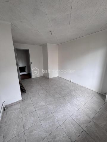 À découvrir rapidement : cette charmante maison de 70 m², idéalement située à proximité immédiate du centre-ville et de toutes les commodités.
ATTENTION MAISON AVEC TRAVAUX EMBELLISSEMENT 
✨ La maison principale se compose de :

Un double séjour lumineux
🛏️ Deux chambres
🍽️ Une cuisine spacieuse
🛁 Une salle de bain avec WC

🌿 À l’extérieur, vous profiterez d’un agréable terrain de 350 m², aménagé en cour intérieure intimiste, parfait pour vos moments de détente.

🚗 Une place de parking privative complète ce bien.

🏠 Une dépendance indépendante de 30 m² : un vrai plus !

Entièrement aménagée, elle comprend :

🛋️ Un espace salon
🛏️ Une mezzanine pour le couchage
🚿 Une salle d’eau avec WC
🍳 Une cuisinette

👉 Idéale pour recevoir famille et amis, créer un espace indépendant ou envisager un projet locatif.

📍 Emplacement recherché

Centre-ville accessible rapidement
Commerces, écoles et transports à pied
🚇 Proximité du futur métro : un véritable atout pour la valorisation du bien

🔧 Confort & travaux

♻️ Pompe à chaleur récente (5 ans) assurant chauffage et eau chaude
🧱 Isolation refaite dans la dépendance il y a 5 ans
🎨 Des travaux de rénovation et d’embellissement sont à prévoir, notamment au niveau de la toiture, offrant l’opportunité de repenser et personnaliser le bien selon vos envies

❤️ Les atouts
✔️ Charme de l’ancien
✔️ Dépendance totalement indépendante
✔️ Cour intérieure agréable et sans vis-à-vis
✔️ Stationnement privatif
✔️ Fort potentiel d’évolution et de valorisation

📞 Une opportunité rare sur le secteur — à visiter sans tarder !