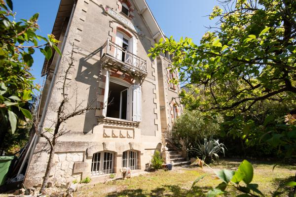 ARCHITECTURE RÉGIONALISTE - 1900 - Villa non mitoyenne à rafraichir - Bordeaux