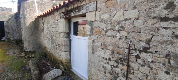 A proximité de la mer, maison en pierre a rénover avec grange et grand terrain.