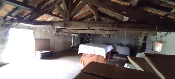 A proximité de la mer, maison en pierre a rénover avec grange et grand terrain.