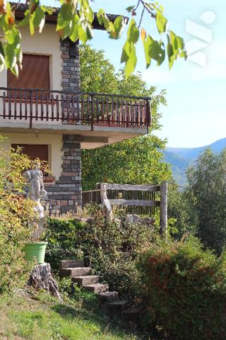 Maison style chalet de 130m² sur 1182m² de terrain en situation dominante et belle vue imprenable