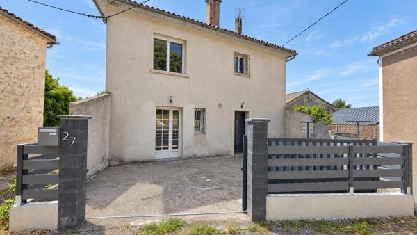 Maison rénovée avec 3 chambres et extérieur clos