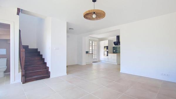 Maison rénovée avec 3 chambres et extérieur clos