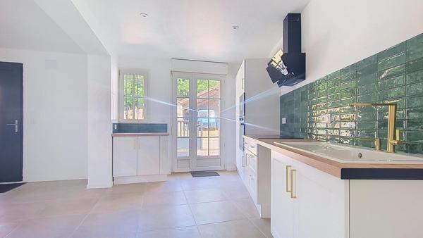Maison rénovée avec 3 chambres et extérieur clos