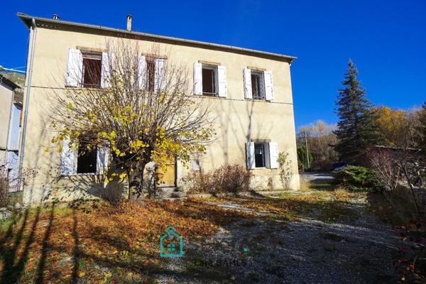 Entre Digne-les-Bains et Castellane au cœur du village de Barrême – Immeuble de 500 m² avec 6 appartements, garage, jardin et accès rivière
