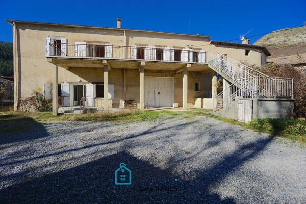Entre Digne-les-Bains et Castellane au cœur du village de Barrême – Immeuble de 500 m² avec 6 appartements, garage, jardin et accès rivière
