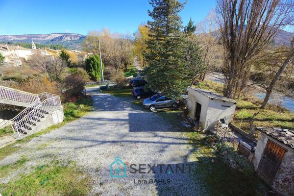 Entre Digne-les-Bains et Castellane au cœur du village de Barrême – Immeuble de 500 m² avec 6 appartements, garage, jardin et accès rivière