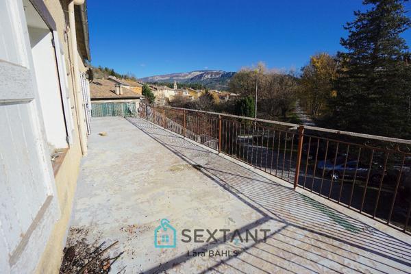 Entre Digne-les-Bains et Castellane au cœur du village de Barrême – Immeuble de 500 m² avec 6 appartements, garage, jardin et accès rivière