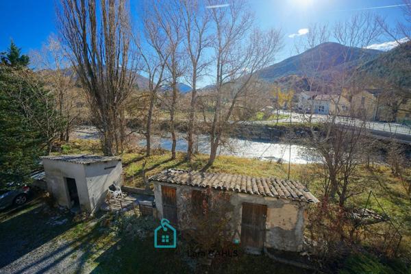 Entre Digne-les-Bains et Castellane au cœur du village de Barrême – Immeuble de 500 m² avec 6 appartements, garage, jardin et accès rivière