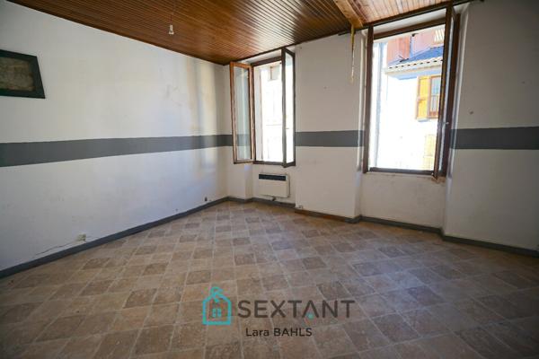 Entre Digne-les-Bains et Castellane au cœur du village de Barrême – Immeuble de 500 m² avec 6 appartements, garage, jardin et accès rivière