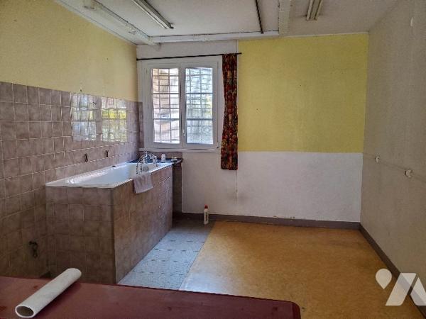 A VENDRE A AUMALE local mixte commerce/habitation proche du centre-ville