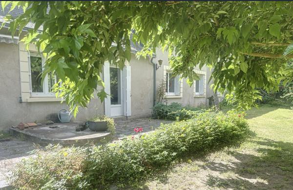 A vendre Saint Mathurin sur Loire à proximité directe du cente ville. Maison ancienne type longère  à rénover, Terrain de plus de 3000m² entièrement arboré.