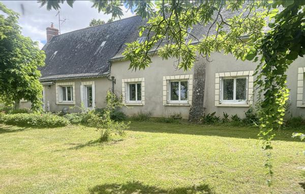 A vendre Saint Mathurin sur Loire à proximité directe du cente ville. Maison ancienne type longère  à rénover, Terrain de plus de 3000m² entièrement arboré.