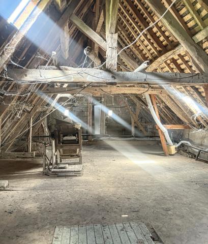 A vendre Saint Mathurin sur Loire à proximité directe du cente ville. Maison ancienne type longère  à rénover, Terrain de plus de 3000m² entièrement arboré.