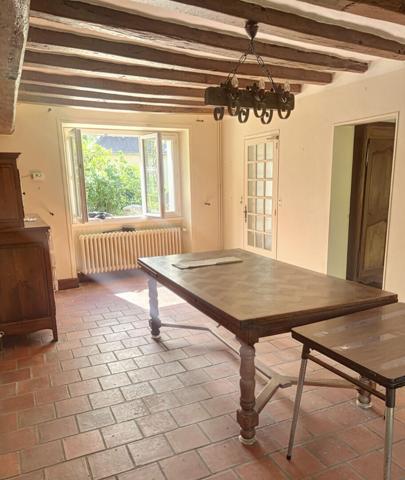A vendre Saint Mathurin sur Loire à proximité directe du cente ville. Maison ancienne type longère  à rénover, Terrain de plus de 3000m² entièrement arboré.