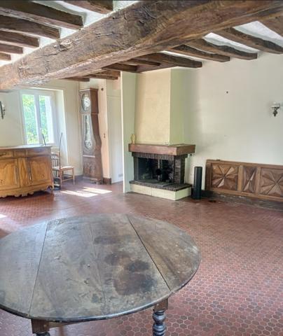 A vendre Saint Mathurin sur Loire à proximité directe du cente ville. Maison ancienne type longère  à rénover, Terrain de plus de 3000m² entièrement arboré.