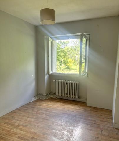 A vendre Saint Mathurin sur Loire à proximité directe du cente ville. Maison ancienne type longère  à rénover, Terrain de plus de 3000m² entièrement arboré.
