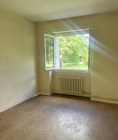 A vendre Saint Mathurin sur Loire à proximité directe du cente ville. Maison ancienne type longère  à rénover, Terrain de plus de 3000m² entièrement arboré.