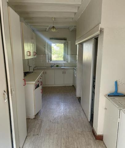A vendre Saint Mathurin sur Loire à proximité directe du cente ville. Maison ancienne type longère  à rénover, Terrain de plus de 3000m² entièrement arboré.