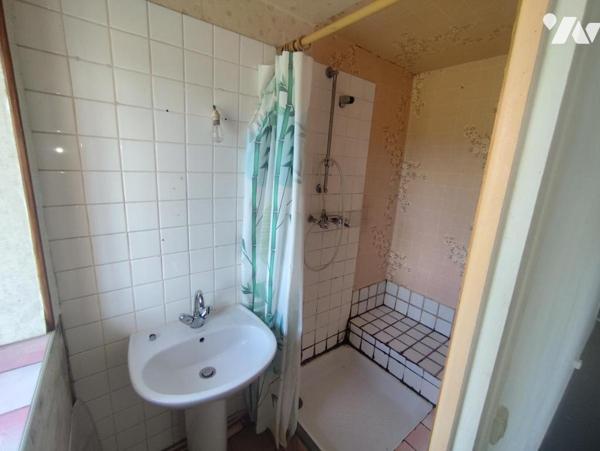 Maisonnette à conforter avec jardin - INOR