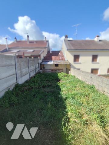 Maisonnette à conforter avec jardin - INOR