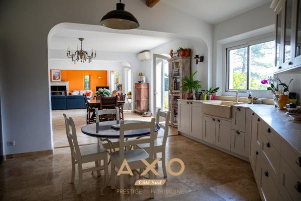 MEYRARGUES  MAISON DEXCEPTION  T7  PISCINE  POOL HOUSE  JARDIN PAYSAGÉ  VUE DÉGAGÉE  3 800 M² DE TERRAIN  1 295 000