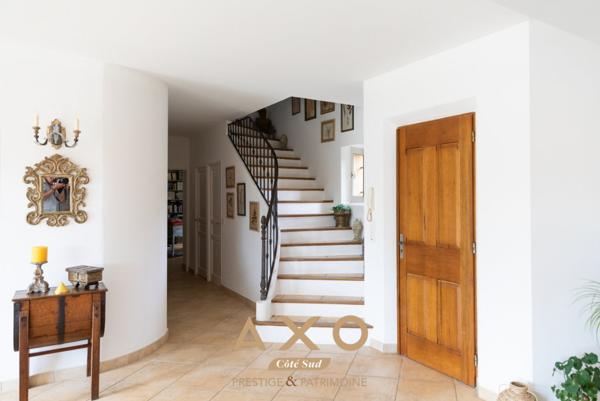 MEYRARGUES  MAISON DEXCEPTION  T7  PISCINE  POOL HOUSE  JARDIN PAYSAGÉ  VUE DÉGAGÉE  3 800 M² DE TERRAIN  1 295 000