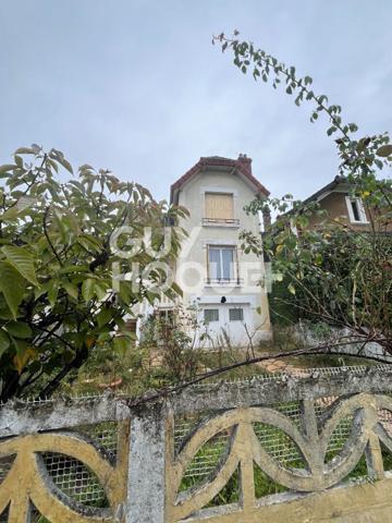 5 minutes à pied du coeur de ville! Maison à rénover!