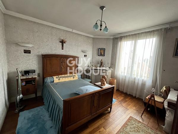 5 minutes à pied du coeur de ville! Maison à rénover!