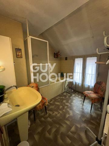 5 minutes à pied du coeur de ville! Maison à rénover!