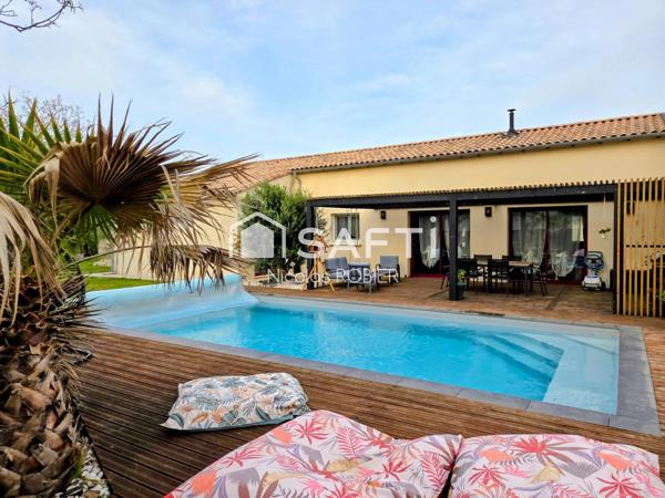 LUMINEUX PLAIN PIED TROIS CHAMBRES, SUITE PARENTALE, GRANDE PIÈCE DE VIE, GARAGE MEZZANINE, PISCINE CHAUFFÉE