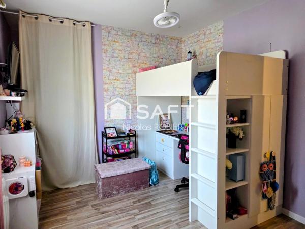 LUMINEUX PLAIN PIED TROIS CHAMBRES, SUITE PARENTALE, GRANDE PIÈCE DE VIE, GARAGE MEZZANINE, PISCINE CHAUFFÉE