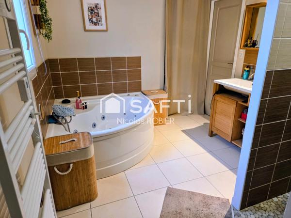 LUMINEUX PLAIN PIED TROIS CHAMBRES, SUITE PARENTALE, GRANDE PIÈCE DE VIE, GARAGE MEZZANINE, PISCINE CHAUFFÉE