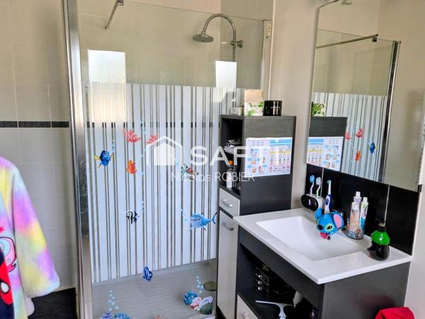 LUMINEUX PLAIN PIED TROIS CHAMBRES, SUITE PARENTALE, GRANDE PIÈCE DE VIE, GARAGE MEZZANINE, PISCINE CHAUFFÉE