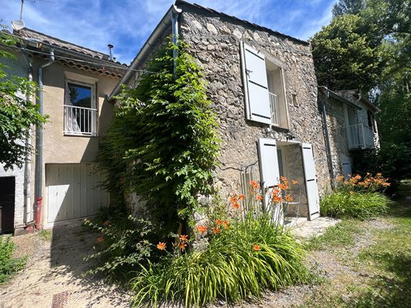 Maison mitoyenne 98 m2 entièrement rénovée avec terrasse et dépendances à Noyers Sur Jabron , Alpes de haute Provence