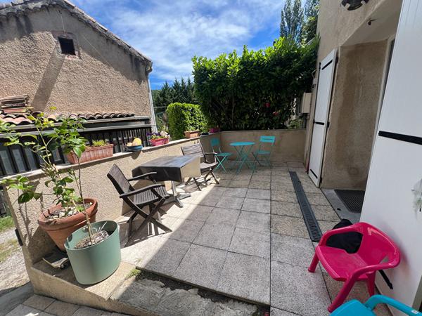 Maison mitoyenne 98 m2 entièrement rénovée avec terrasse et dépendances à Noyers Sur Jabron , Alpes de haute Provence