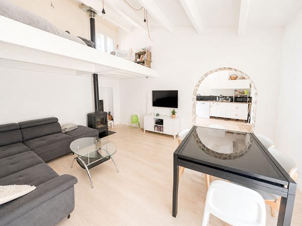 Maison mitoyenne 98 m2 entièrement rénovée avec terrasse et dépendances à Noyers Sur Jabron , Alpes de haute Provence